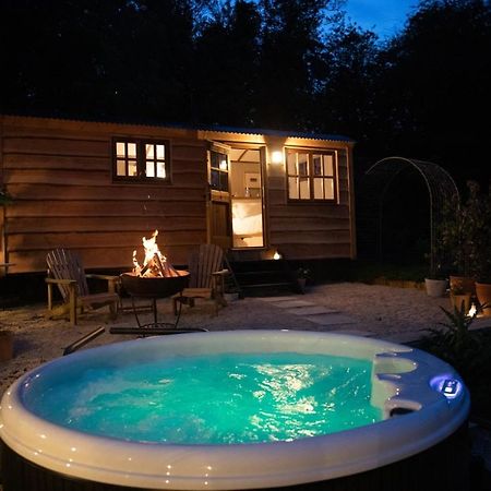 Luxury, Rural Shepherds Hut With Hot Tub Nr Bath بريستول المظهر الخارجي الصورة