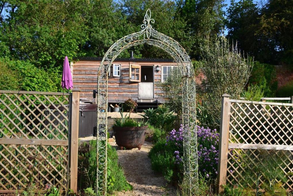 Luxury, Rural Shepherds Hut With Hot Tub Nr Bath بريستول المظهر الخارجي الصورة