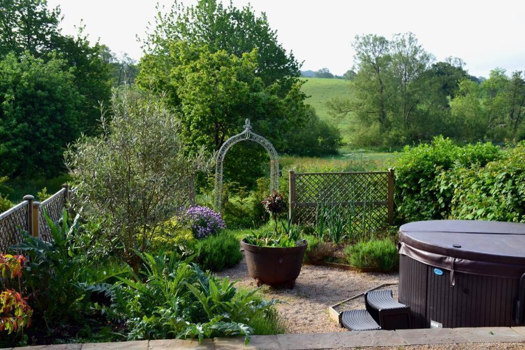 Luxury, Rural Shepherds Hut With Hot Tub Nr Bath بريستول المظهر الخارجي الصورة