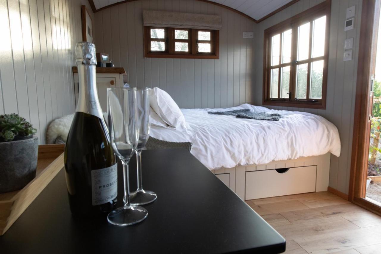 Luxury, Rural Shepherds Hut With Hot Tub Nr Bath بريستول المظهر الخارجي الصورة