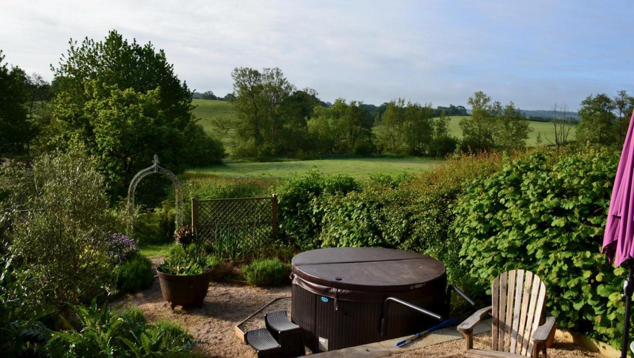 Luxury, Rural Shepherds Hut With Hot Tub Nr Bath بريستول المظهر الخارجي الصورة