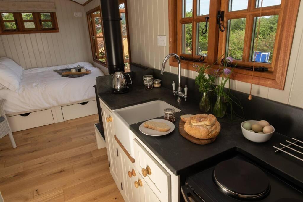 Luxury, Rural Shepherds Hut With Hot Tub Nr Bath بريستول المظهر الخارجي الصورة
