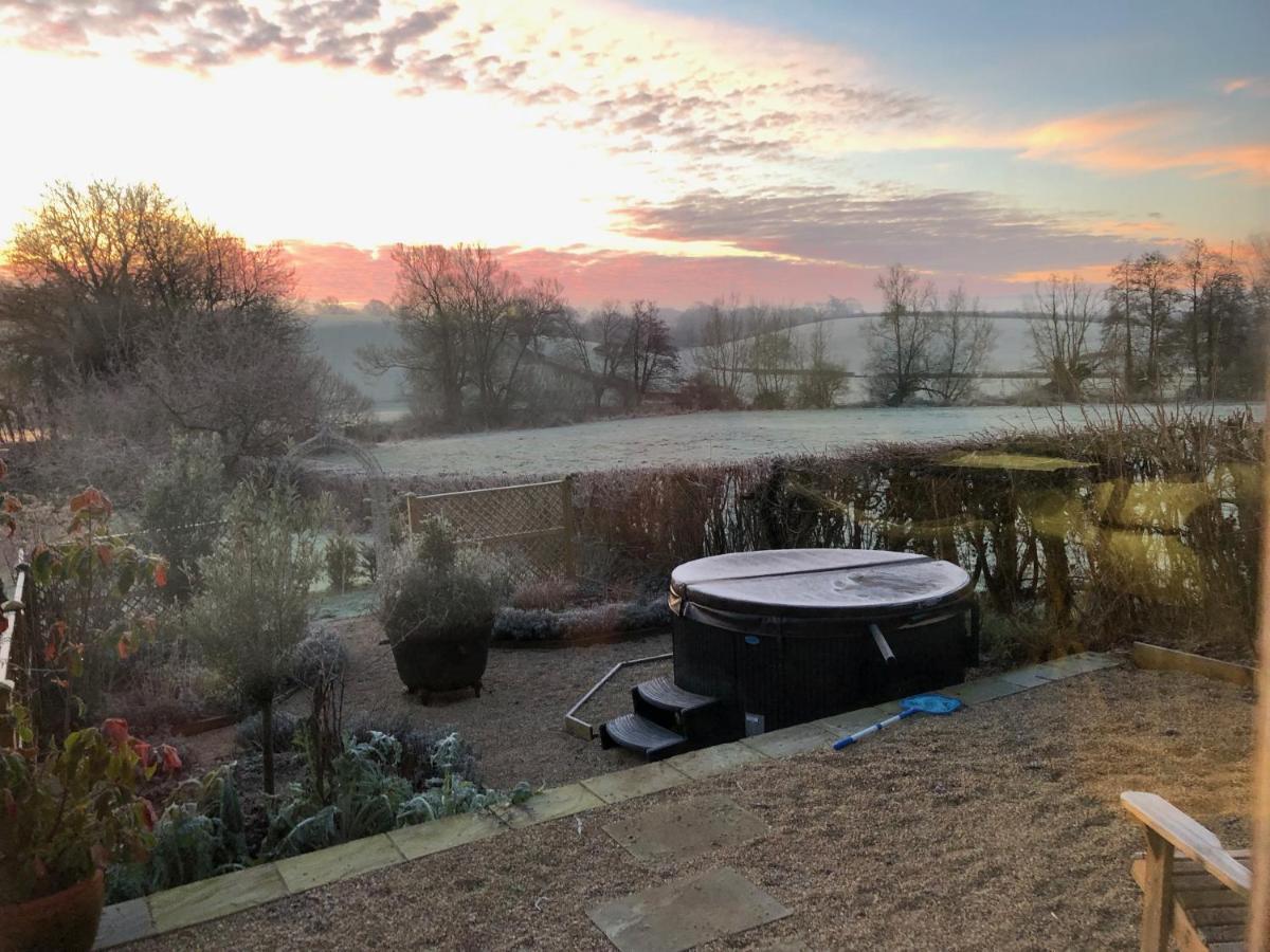 Luxury, Rural Shepherds Hut With Hot Tub Nr Bath بريستول المظهر الخارجي الصورة