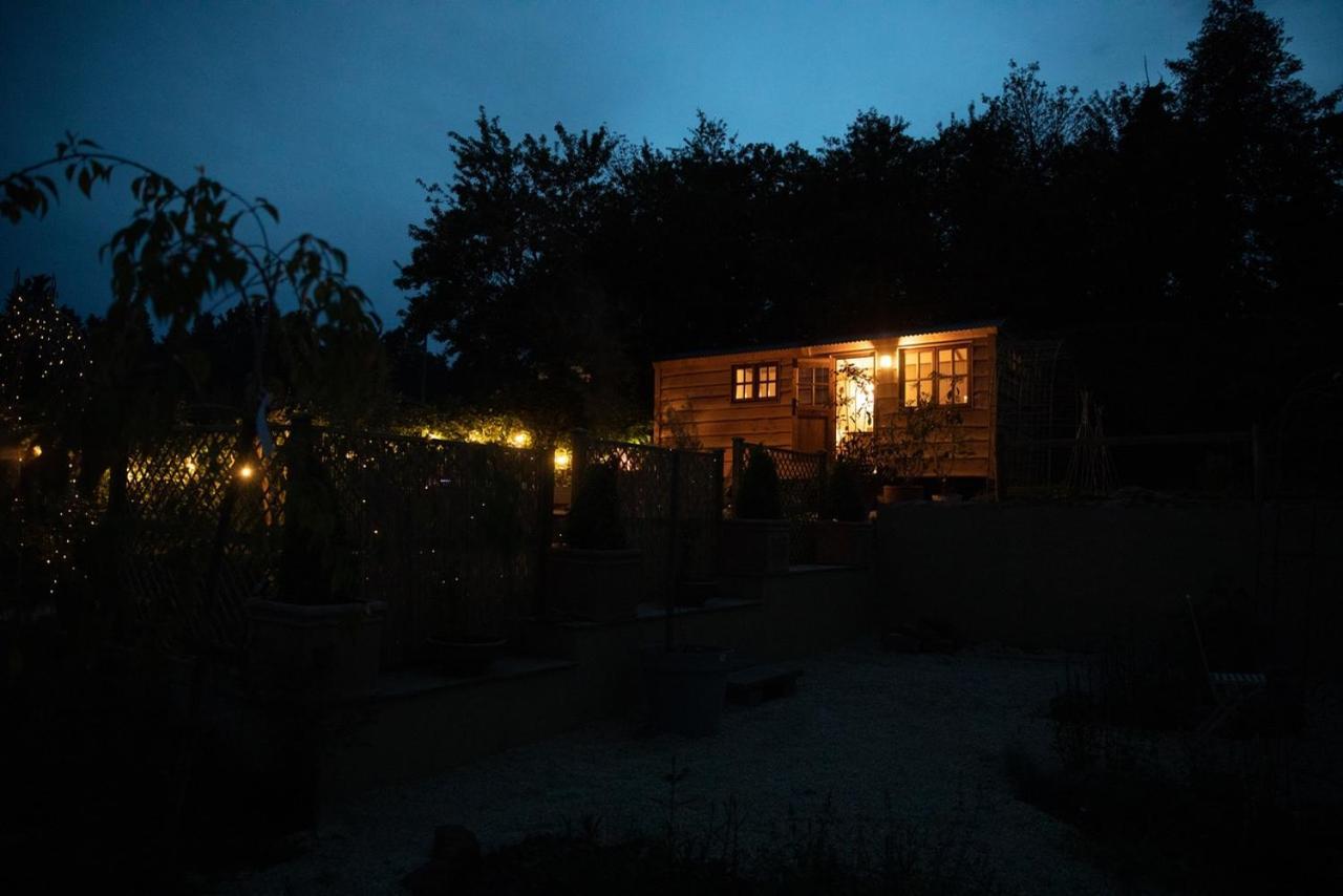 Luxury, Rural Shepherds Hut With Hot Tub Nr Bath بريستول المظهر الخارجي الصورة