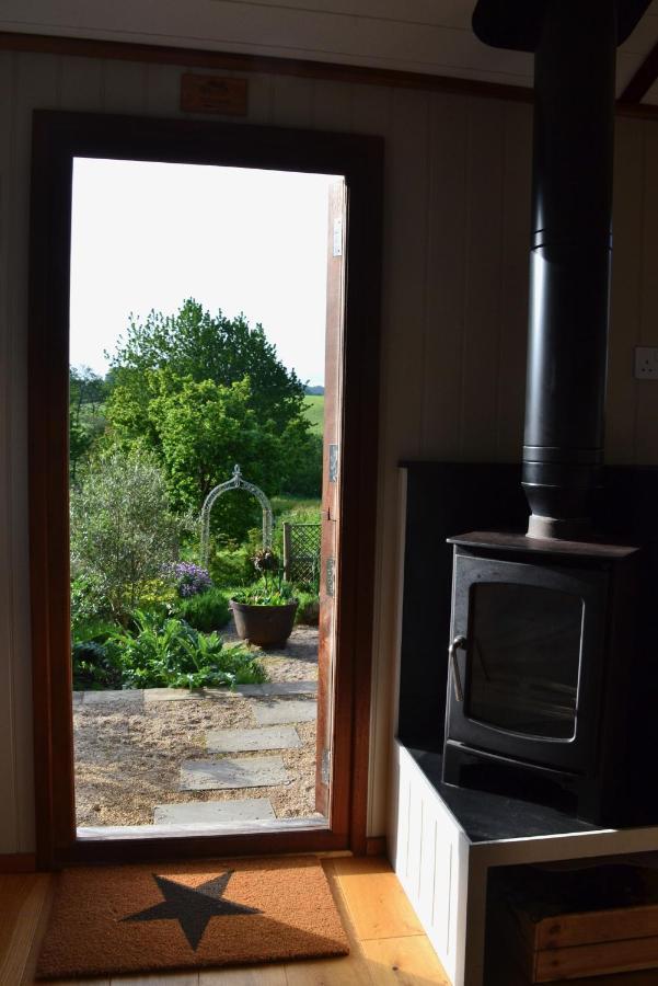 Luxury, Rural Shepherds Hut With Hot Tub Nr Bath بريستول المظهر الخارجي الصورة
